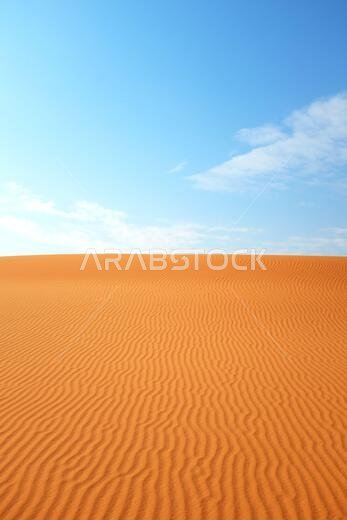تموجات رمال الصحراء البرتقالية الزاهية وسماء زرقاء صافية لخلفية صيفية دافئة.