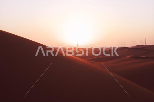 شروق الشمس بألوان الباستيل على الكثبان الرملية الحمراء لصحراء الدهناء في الرياض، المملكة العربية السعودية. بدايات جديدة، رمز للأمل ومستقبل أكثر إشراقاً. شروق الشمس بألوان الباستيل على الكثبان الرملية الحمراء لصحراء الدهناء في الرياض، المملكة العربية السعودية. بدايات جديدة، رمز للأمل ومستقبل أكثر إشراقاً.