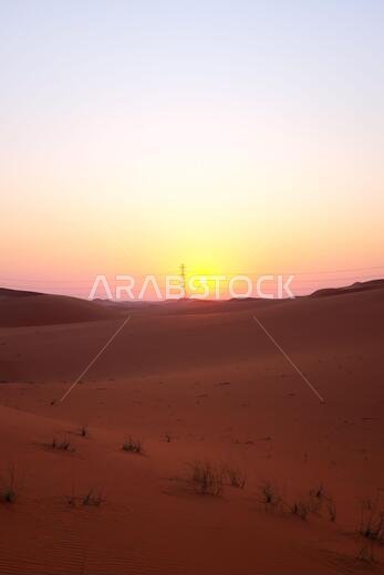 صورة عمودية لشروق الشمس الخلاب على الكثبان الرملية الحمراء في صحراء الدهناء بالرياض، المملكة العربية السعودية. بدايات جديدة، رمز للأمل ومستقبل أكثر إشراقاً. صورة عمودية لشروق الشمس الخلاب على الكثبان الرملية الحمراء في صحراء الدهناء بالرياض، المملكة العربية السعودية. بدايات جديدة، رمز للأمل ومستقبل أكثر إشراقاً.
