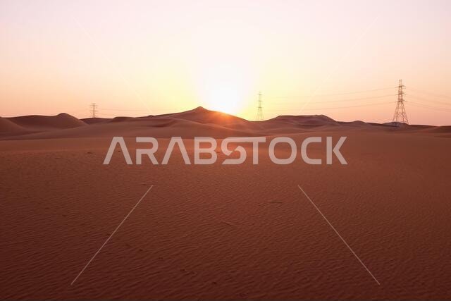 شروق الشمس بألوان الباستيل في صحراء الدهناء بالرياض، المملكة العربية السعودية. مفهوم البدايات الجديدة والأمل.