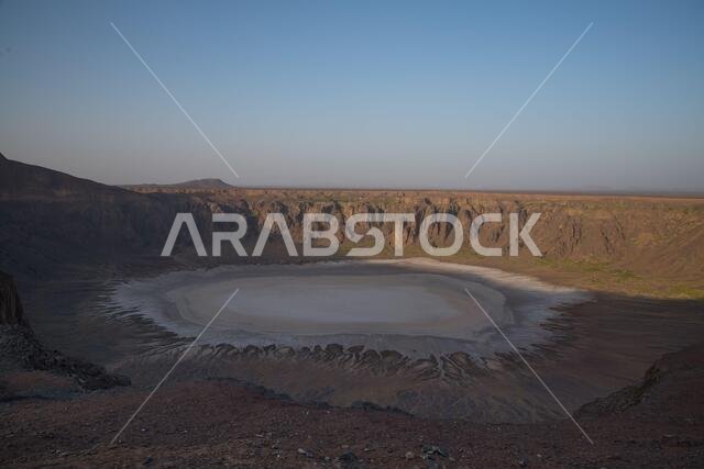 شروق الشمس فوق فوهة بركان وهبة في المملكة العربية السعودية