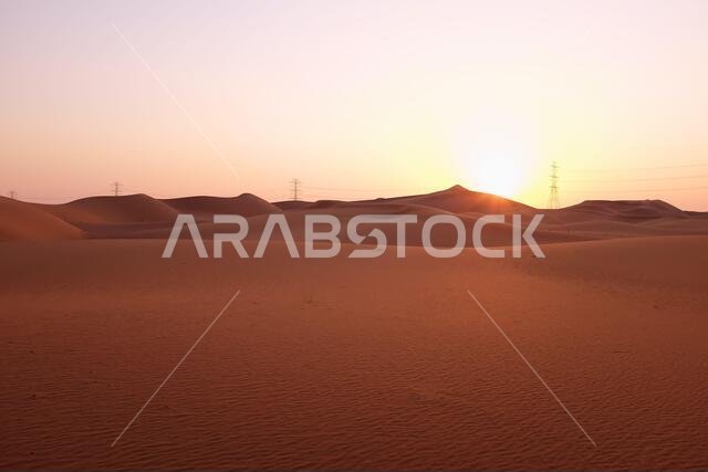 شروق الشمس بألوان الباستيل في صحراء الدهناء بالرياض، المملكة العربية السعودية. مفهوم البدايات الجديدة والأمل.