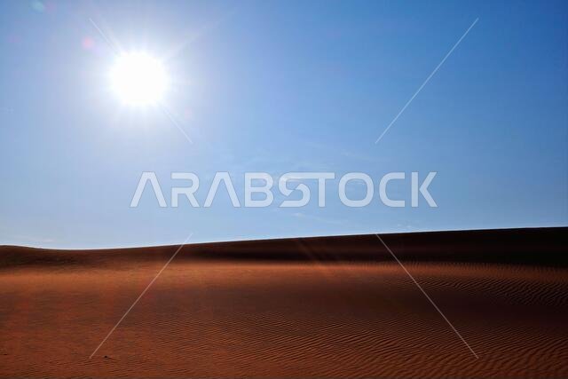 سماء زرقاء صافية في الصباح ورمال صحراوية متموجة في صحراء الدهناء، الرياض، المملكة العربية السعودية. سماء زرقاء صافية في الصباح ورمال صحراوية متموجة في صحراء الدهناء، الرياض، المملكة العربية السعودية.