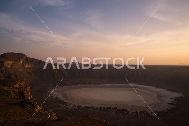 شروق الشمس فوق فوهة بركان وهبة في المملكة العربية السعودية