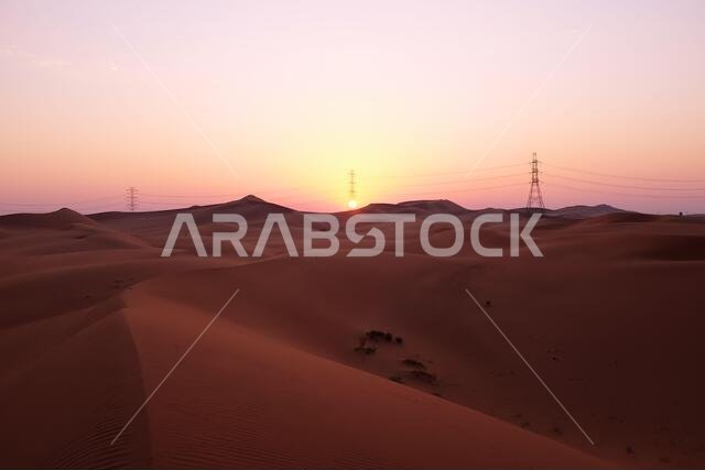 شروق الشمس بألوان الباستيل في صحراء الدهناء بالرياض، المملكة العربية السعودية. مفهوم البدايات الجديدة والأمل. شروق الشمس بألوان الباستيل في صحراء الدهناء بالرياض، المملكة العربية السعودية. مفهوم البدايات الجديدة والأمل.