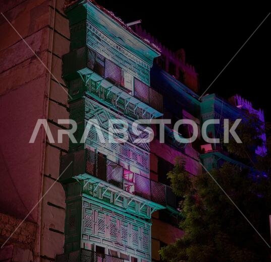 مبانٍ قديمة. من الخشب والطين، وهي قرية تاريخية في جدة، المملكة العربية السعودية، مدرجة ضمن قائمة اليونسكو للتراث العالمي، ومزينة بألوان زاهية في موسم جدة.