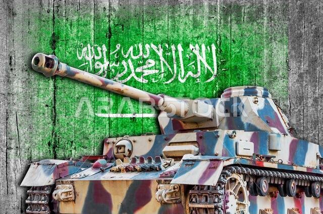 دبابة عسكرية عليها علم المملكة العربية السعودية من الخرسانة