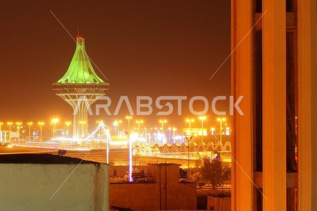 برج وأضواء ليلاً في الخرج، المملكة العربية السعودية، الشرق الأوسط. التقطت الصورة في 26 يوليو 2015.