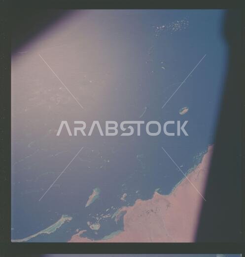 AS07-07-1773 - أبولو 7 - مهمة أبولو 7، المملكة العربية السعودية؛ النطاق والمحتوى: يصفها قاعدة البيانات الأصلية على النحو التالي: الوصف: أبولو 7، المملكة العربية السعودية، البحر الأحمر، حمدانة، أدودوجاه، شعاب أبو لط المرجانية. شبه عمودي. غطاء سحابي 2%. الارتفاع: 88 ميلاً. خط العرض: 19 درجة و43 دقيقة شمالاً، خط الطول: 40 درجة و12 دقيقة شرقاً. تم وضع علامة S على علبة الفيلم الأصلية. بيانات الكاميرا: هاسيلبلاد 500-C؛ العدسة: زايس بلانار، F/2.8، 80 مم؛ نوع الفيلم: كوداك SO-121، إيريال إكتاكروم؛ الفلت
