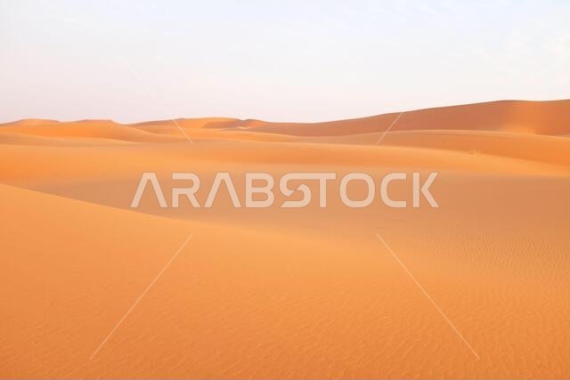 كثبان رملية برتقالية زاهية في صحراء الدهناء، الرياض، المملكة العربية السعودية.