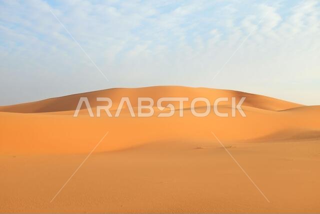 كثبان رملية برتقالية زاهية في صحراء الدهناء، الرياض، المملكة العربية السعودية.