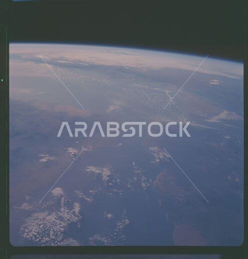AS07-11-1987 - أبولو 7 - مهمة أبولو 7، اليمن، خليج عدن، المملكة العربية السعودية؛ النطاق والمحتوى: يصفها المصدر الأصلي كما يلي: الوصف: أبولو 7، إثيوبيا، اليمن، خليج عدن، المملكة العربية السعودية. لقطة مظلمة، منخفضة ومائلة. حافة الأرض مرئية. غطاء سحابي 30%. تم وضع علامة P على علبة الفيلم الأصلية. بيانات الكاميرا: هاسيلبلاد 500-C؛ العدسة: زايس بلانار، F/2.8، 80 مم؛ نوع الفيلم: كوداك SO-121، إكتاكروم جوي؛ الفلتر: لا يوجد. تاريخ الرحلة: 11-12 أكتوبر 1968. المصطلحات الموضوعية: رحلة أبولو 7، رصد الأرض