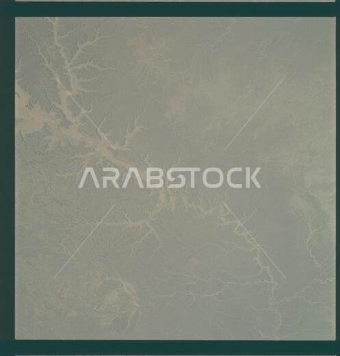 AS09-23-3608 - أبولو 9 - صورة من مهمة أبولو 9 - رصد الأرض - المملكة العربية السعودية؛ النطاق والمحتوى: يصفها قاعدة البيانات الأصلية على النحو التالي: الوصف: صورة مائلة لرصد الأرض التقطها طاقم أبولو 9. تُظهر الصورة وادي حضرموت، هضبة حضرموت في المملكة العربية السعودية. نوع الفيلم المستخدم هو D، ونوع الفيلم هو SO-368 إكتاكروم، بنطاق نفاذية يتراوح بين 0.460 و0.710 ميكرومتر، مع مرشح ضباب، وعدسة 80 مم. خط العرض 16.04 شمالًا وخط الطول 48.47 شرقًا، ونسبة التداخل 52%، والارتفاع بالأميال.