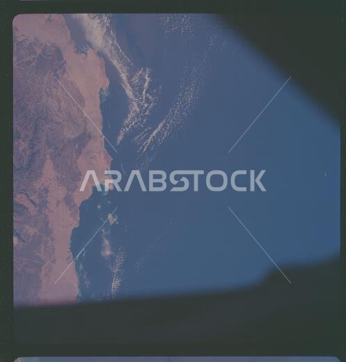 AS07-11-2001 - أبولو 7 - مهمة أبولو 7، الشرق الأوسط؛ النطاق والمحتوى: يصفها قاعدة البيانات الأصلية على النحو التالي: الوصف: أبولو 7، المملكة العربية السعودية، البحر الأحمر، رأس أبو مد. زاوية ميل عالية. غطاء سحابي 5%. الارتفاع: 128 ميلاً. خط العرض: 24 درجة و30 دقيقة شمالاً، خط الطول: 37 درجة و00 دقيقة شرقاً. تم تسمية علبة الفيلم الأصلية بـ P. بيانات الكاميرا: هاسيلبلاد 500-C؛ العدسة: زايس بلانار، F/2.8، 80 مم؛ نوع الفيلم: كوداك SO-121، إكتاكروم جوي؛ الفلتر: لا يوجد. تاريخ الرحلة: 11-12 أكتوبر 196