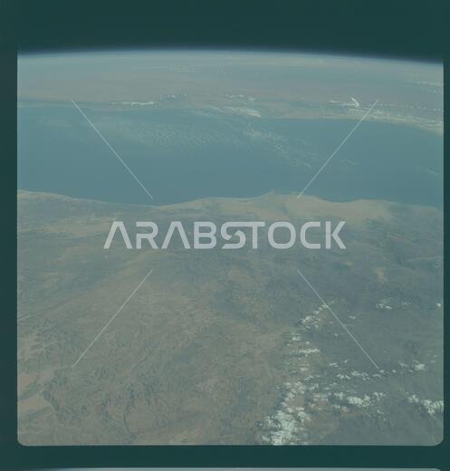 AS09-24-3672 - أبولو 9 - صورة من مهمة أبولو 9 - رصد الأرض - خليج عدن والمملكة العربية السعودية؛ النطاق والمحتوى: يصفها قاعدة البيانات الأصلية على النحو التالي: الوصف: صورة مائلة لرصد الأرض التقطها طاقم أبولو 9. تُظهر الصورة خليج عدن والمملكة العربية السعودية. نوع الفيلم المستخدم هو F، ونوع الفيلم هو SO-368 إكتاكروم، بنطاق نفاذية يتراوح بين 0.460 و0.710 ميكرومتر، مع مرشح ضباب، وعدسة 80 مم. خط العرض 13.28 شمالًا وخط الطول 45.17 شرقًا، والتداخل 0%، والارتفاع بالأميال.
