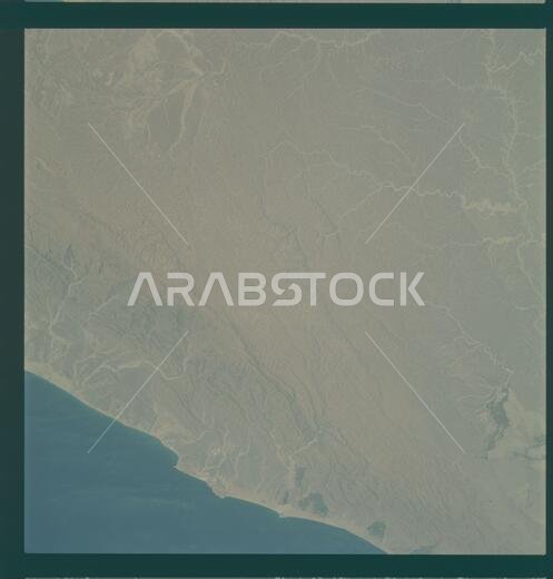 AS09-23-3610 - أبولو 9 - صورة من مهمة أبولو 9 - رصد الأرض - المملكة العربية السعودية؛ النطاق والمحتوى: يصفها قاعدة البيانات الأصلية على النحو التالي: الوصف: صورة رصد عمودي للأرض التقطها طاقم أبولو 9. تُظهر الصورة وادي حضرموت، وهضبة حضرموت في المملكة العربية السعودية، وخليج عدن. نوع الفيلم المستخدم هو D، ونوع الفيلم هو SO-368 إكتاكروم، بنطاق نفاذية يتراوح بين 0.460 و0.710 ميكرومتر، مع مرشح ضبابي، وعدسة 80 مم. خط العرض 15.20 شمالًا وخط الطول 49.37 شرقًا، والتداخل 5