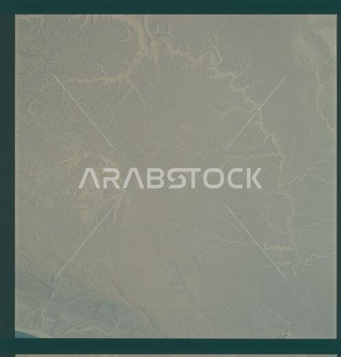 AS09-23-3609 - أبولو 9 - صورة من مهمة أبولو 9 - رصد الأرض - المملكة العربية السعودية؛ النطاق والمحتوى: يصفها قاعدة البيانات الأصلية على النحو التالي: الوصف: صورة رصد عمودي للأرض التقطها طاقم أبولو 9. تُظهر الصورة وادي حضرموت، هضبة حضرموت في المملكة العربية السعودية. نوع الفيلم المستخدم هو D، ونوع الفيلم هو SO-368 إكتاكروم، بنطاق نفاذية للفيلم/المرشح يتراوح بين 0.460 و0.710 ميكرومتر، مع مرشح ضباب، وعدسة 80 مم. خط العرض 15.48 شمالًا وخط الطول 48.56 شرقًا، ونسبة التداخل 52%، والارتفاع بالأميال.