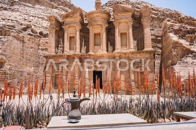 منظر طبيعي خلاب لدير أو الدير، والمبنى الضخم المنحوت في الصخر في مدينة البتراء القديمة.