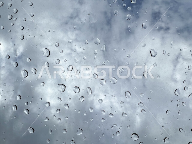 صورة لقطرات الماء ، خلفية قطرات الماء ، اجواء شتوية ، خلفيات ، الماء ، قطرات المياه ، قطرات الندى ، قطرات ماء على زجاج