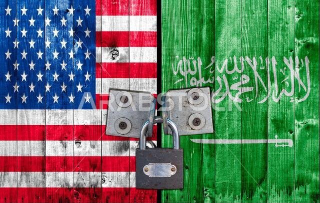 علم الولايات المتحدة الأمريكية وعلم المملكة العربية السعودية على باب مع قفل