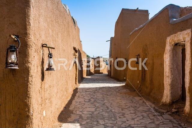 شارع ضيق في قرية المجمعة العربية التقليدية المبنية من الطوب اللبن، المملكة العربية السعودية