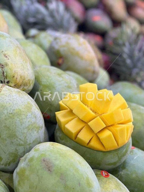 صورة مقربة لفاكهة المانجو ، الفواكة الصحية ، سوق الفواكة والخضراوات ، فاكهة صيفية لذيذة 