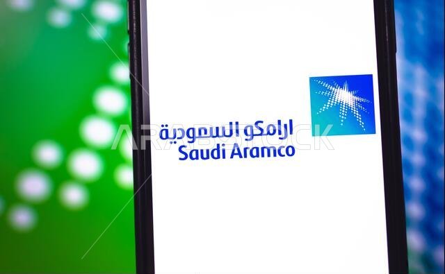 شعار شركة أرامكو السعودية على شاشة الهاتف الذكي.