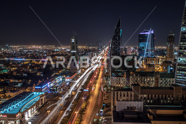 صورة إبداعية ليلية لمدينة الرياض، الأبراج وناطحات السحاب، الفن الهندسي المعماري بالسعودية، معالم سياحية مشهورة بالرياض في المملكة العربية السعودية، أفق مدينة الرياض، لقطة سريعة من طريق الملك فهد بالرياض