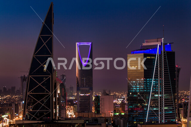 صورة إبداعية ليلية لمدينة الرياض، الأبراج وناطحات السحاب، الفن الهندسي المعماري بالسعودية، معالم سياحية مشهورة بالرياض في المملكة العربية السعودية، أفق مدينة الرياض، برج المملكة