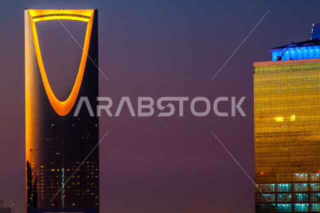 صورة إبداعية ليلية لمدينة الرياض، الأبراج وناطحات السحاب، الفن الهندسي المعماري بالسعودية، معالم سياحية مشهورة بالرياض في المملكة العربية السعودية، أفق مدينة الرياض، برج المملكة