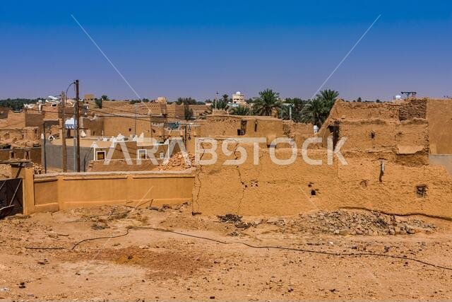 المنازل التقليدية المبنية من الطوب اللبن والمدمرة جزئيا والتي تم ترميمها في منطقة المجمعة بالمملكة العربية السعودية