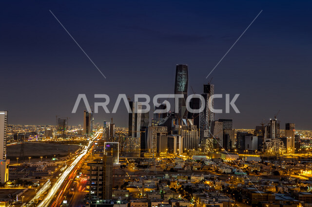 صورة إبداعية لمركز الملك عبدالله المالي ( كافد ) في الرياض بالمملكة العربية السعودية ، معالم سياحية مشهورة بالرياض، لقطة سريعة من طريق الملك عبدالله المالي بالرياض، الفن الهندسي المعماري بالسعودية، طرق وشوارع الرياض، أفق مدينة الرياض