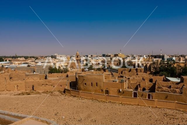 المنازل التقليدية المبنية من الطوب اللبن والمدمرة جزئيا والتي تم ترميمها في منطقة المجمعة بالمملكة العربية السعودية