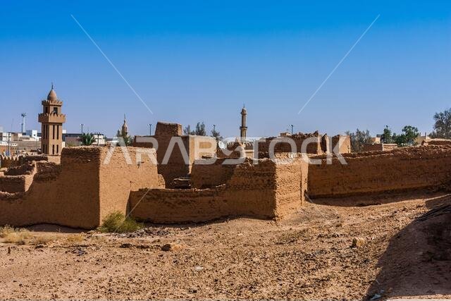 المنازل التقليدية المبنية من الطوب اللبن والمدمرة جزئيا والتي تم ترميمها في منطقة المجمعة بالمملكة العربية السعودية