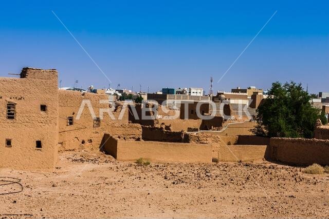 المنازل التقليدية المبنية من الطوب اللبن والمدمرة جزئيا والتي تم ترميمها في منطقة المجمعة بالمملكة العربية السعودية