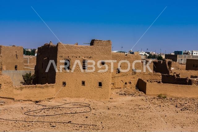 المنازل التقليدية المبنية من الطوب اللبن والمدمرة جزئيا والتي تم ترميمها في منطقة المجمعة بالمملكة العربية السعودية