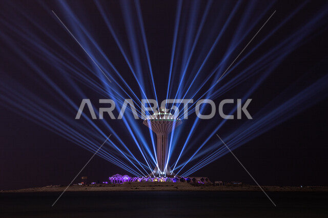 صورة إبداعية ليلية لبرج المياه في مدينة الخبر ،  ميناء الملك عبد العزيز بالخبر في المملكة العربية السعودية ، ميناء الدمام ، معالم سياحية مشهورة في السعودية ، شاطئ الدمام ، برج المياه مضيئ ليلاً