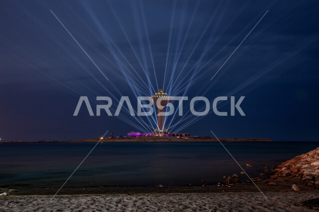 صورة إبداعية ليلية لبرج المياه في مدينة الخبر ،  ميناء الملك عبد العزيز بالخبر في المملكة العربية السعودية ، ميناء الدمام ، معالم سياحية مشهورة في السعودية ، شاطئ الدمام ، برج المياه مضيئ ليلاً