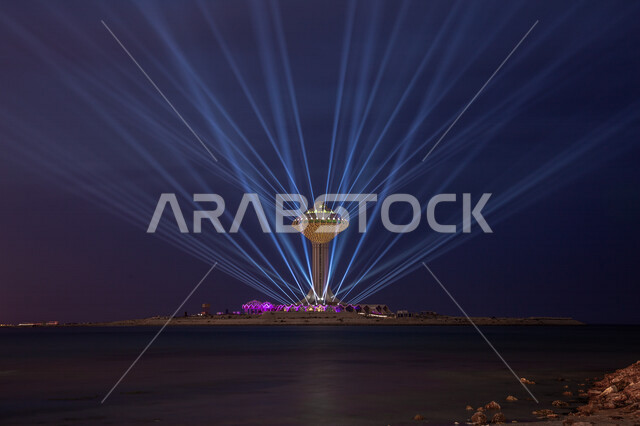 صورة إبداعية ليلية لبرج المياه في مدينة الخبر ،  ميناء الملك عبد العزيز بالخبر في المملكة العربية السعودية ، ميناء الدمام ، معالم سياحية مشهورة في السعودية ، شاطئ الدمام ، برج المياه مضيئ ليلاً