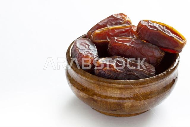 ثمار التمر المجففة في الطبق