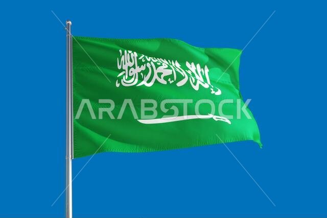 علم المملكة العربية السعودية يرفرف في مهب الريح على خلفية سماء زرقاء صافية. قماش عالي الجودة. مفهوم العلاقات الدولية.