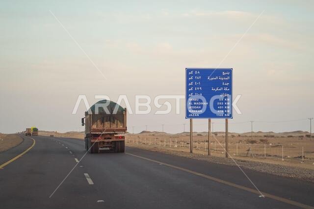طريق صحراوي سريع / المملكة العربية السعودية - 20 يناير 2020: طريق سريع مستقيم وجميل تحيط به جبال صخرية في المملكة العربية السعودية، وتصطف على جانبيه السيارات.