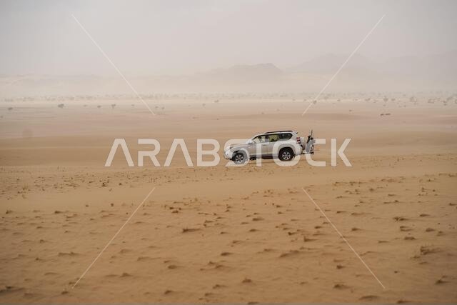 صحراء بدر / المملكة العربية السعودية - 20 يناير 2020: سيارة دفع رباعي لجميع الطرق في كثبان رملية صحراوية في المملكة العربية السعودية