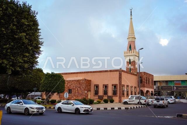 أبها / المملكة العربية السعودية - 23 يناير 2020: المسجد البني ذو المئذنة أثناء غروب الشمس في مدينة أبها