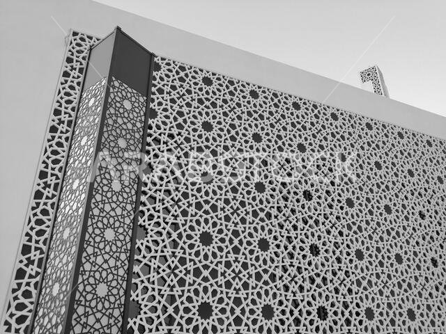 خلفية بنمط أرابيسك حديث. يرتبط هذا التصميم الجميل بالحضارة الإسلامية القديمة، ويتميز بأشكال هندسية متكررة.