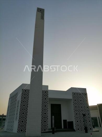 مسجد إسلامي ذو نقش عربي حديث. يرتبط هذا التصميم بالحضارة الإسلامية القديمة، ويتميز بأشكال هندسية متكررة.