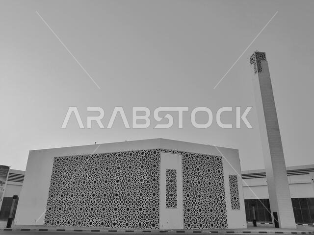 مسجد إسلامي ذو نقش عربي حديث. يرتبط هذا التصميم بالحضارة الإسلامية القديمة، ويتميز بأشكال هندسية متكررة.