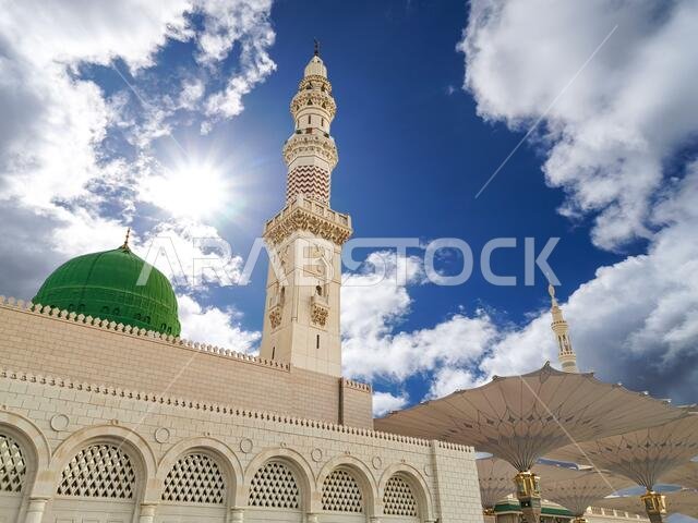 المدينة المنورة، المملكة العربية السعودية - 7 يوليو 2020: منظر لسماء زرقاء ملبدة بالغيوم فوق المسجد النبوي في المدينة المنورة، المملكة العربية السعودية. تركيز انتقائي