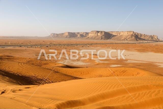 كثبان رملية حمراء تُسمى الرمال الحمراء، تقع جنوب الرياض. يمكنك رؤية مسارات الدراجات الرباعية، لأن هذه الكثبان وجهة سياحية شهيرة لمحبي القيادة.