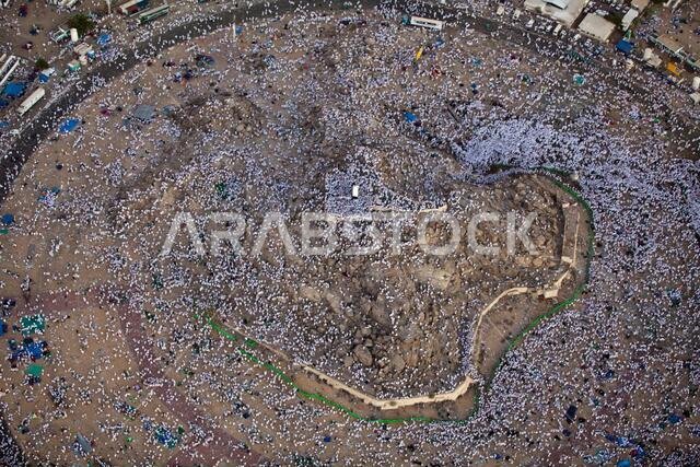 يتجمع الحجاج على قمة جبل الرحمة في منطقة عرفات، ويصور النصب التذكاري الموجود في الأعلى المكان الذي ألقى فيه النبي محمد خطبته الأخيرة (2016).